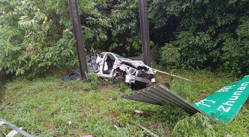 天雨路滑 竹縣國道男子開車自撞護欄 衝出邊坡輕傷