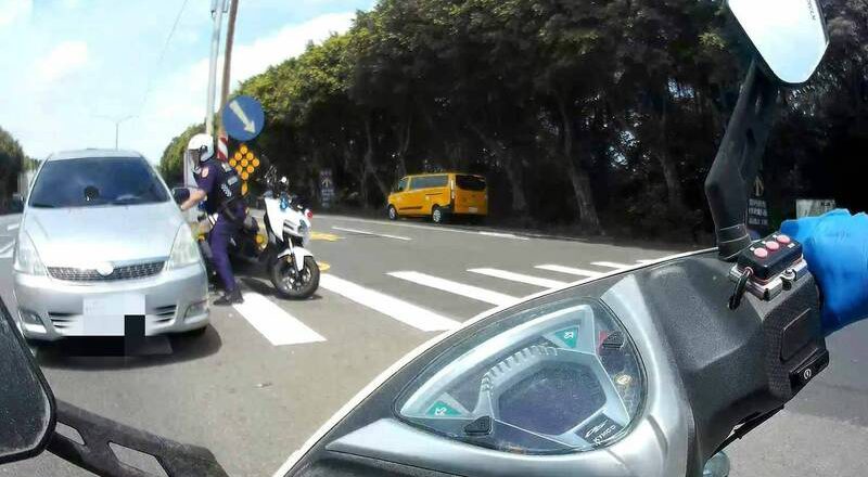 鑰匙未拔汽車遭竊  竊賊遇警圍捕企圖衝撞仍落網