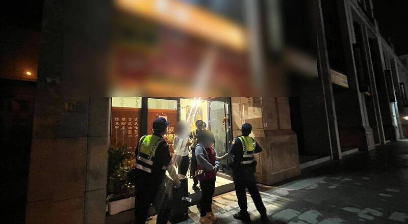 觀光簽證成飯票！養生館打黑工遇臨檢 2泰女裝傻破功