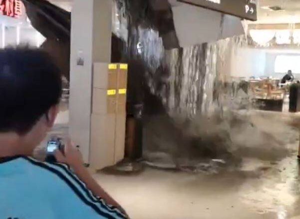 扛不住丹娜絲暴雨!重慶商場天花板爆裂 大雨狂灌影片曝光