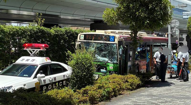 東京公車與拖車相撞 擋風玻璃全碎12人受傷