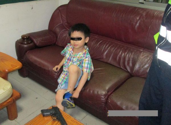 驚﹗5歲男童半夜攜槍逛大街