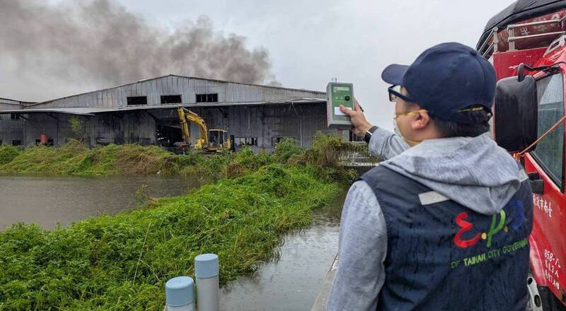 台南七股廠房大火竄濃煙 下風處民眾快緊閉門窗