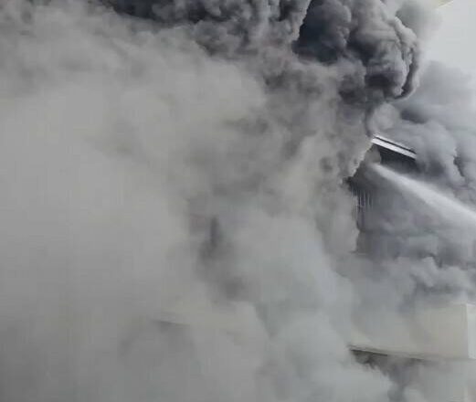 台中東區倉庫大火 黑煙滾滾翻騰相當驚人