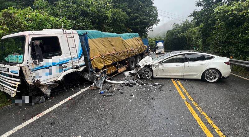 開媽媽200萬Tesla跑山 21歲男北宜過彎打滑撞上大貨車