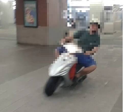 台中火車站內中年男騎機車作勢撞人 網友怨警察「只能勸無法罰」