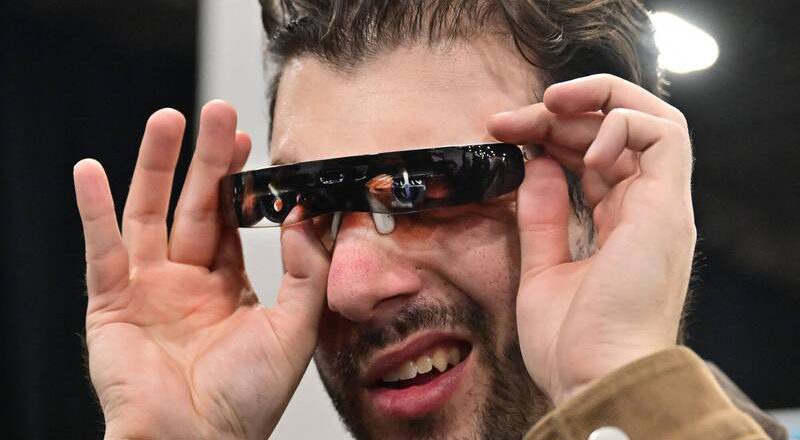 看遠看近一副搞定！芬蘭新創公司研發「自動對焦眼鏡」