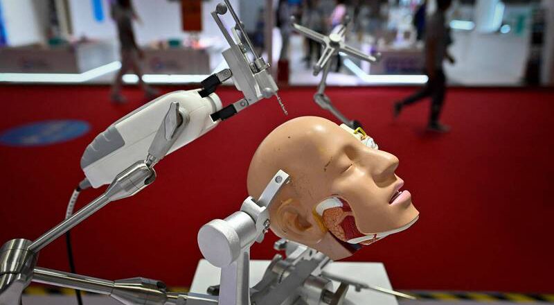 醫學裡程碑！ 執行豬膽囊切除手術  AI機器人成功率100％