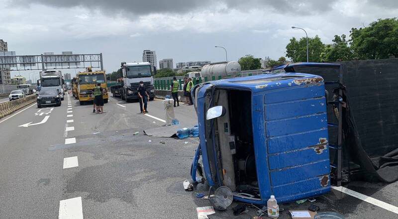 國1高雄末端小貨車、拖板車碰撞 2人輕傷