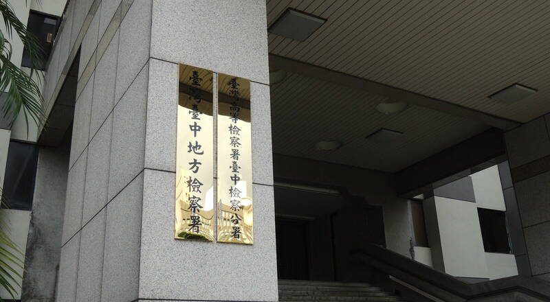 狠父不耐10月兒哭鬧 竟倒吊、撞頭塞木箱致死被訴