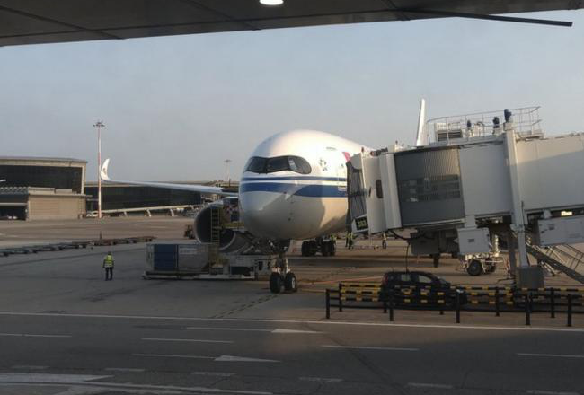 中国飞机险些相撞 录音曝离谱操作 机长在闲聊