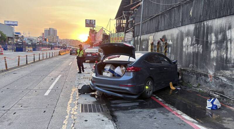 妙齡女開車不明原因失控  自撞路邊圍牆陷入昏迷
