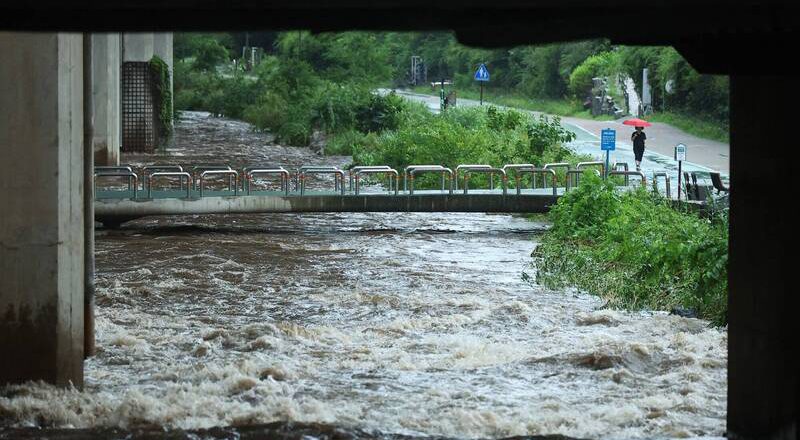 暴雨狂襲！南韓災難應變升至2級 首爾至大田列車緊急停駛