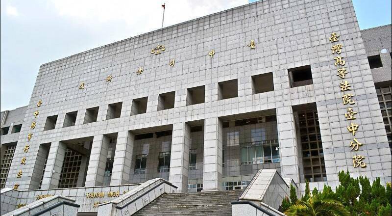 原配的逆袭!小三呛声判赔30万 原配街头堵人要钱无罪