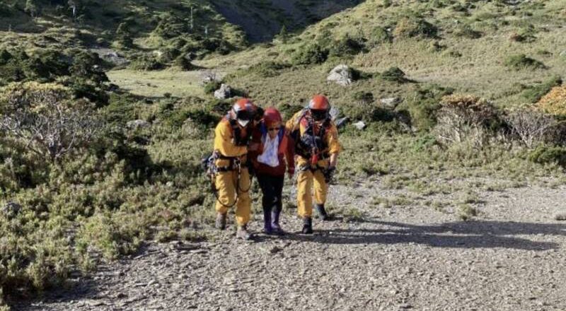 民众攀登南湖大山跌倒受伤 空勤出动直升机救援