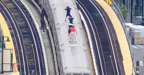 4屁孩紐約地鐵車頂「衝浪」玩命   無人機通報攔阻