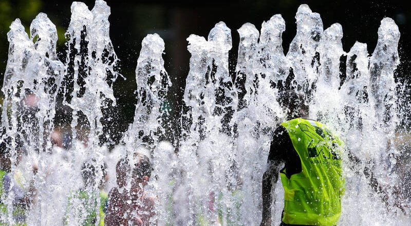 心疼！比利時粗心爸 1歲多嬰兒被忘在車裡熱死