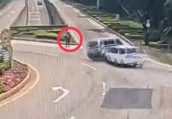 金城镇公务车遭撞翻 演习交管阿兵哥跳开无恙