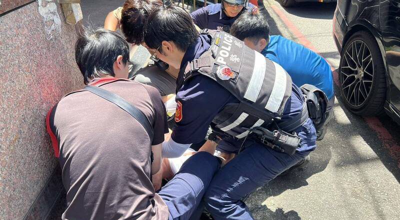 公亲变事主！男子持双刀找友算帐 警埋伏压制逮人