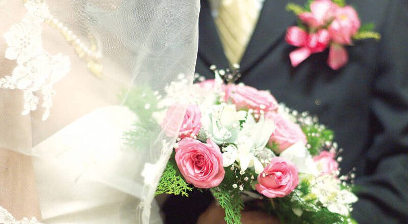 影片曝光！新郎單手抱新娘害跌水裡還歡呼 心理師這樣看