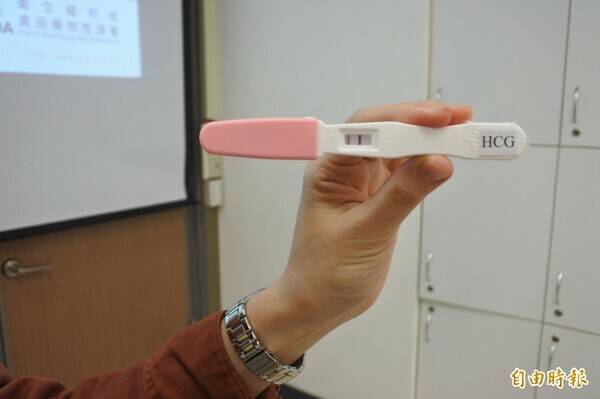 只传一张「验孕棒」照 美容师骗聘金50万判10个月