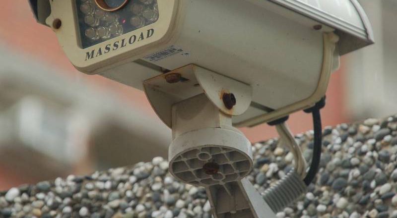 住家外墙架监视器侵犯邻居隐私挨告  法院判赔8千元