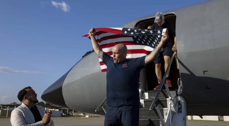 美同意換囚 252名遭驅逐委內瑞拉人自薩爾瓦多監獄返家