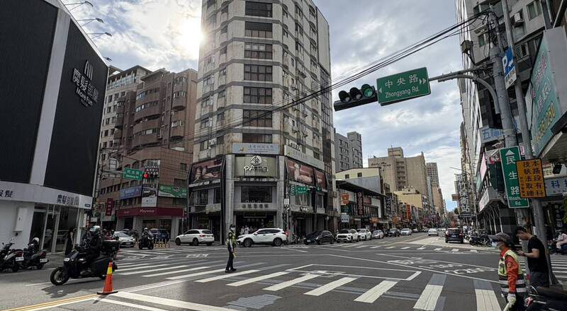 竹市巨城旁路口 成上半年科技执法取缔王