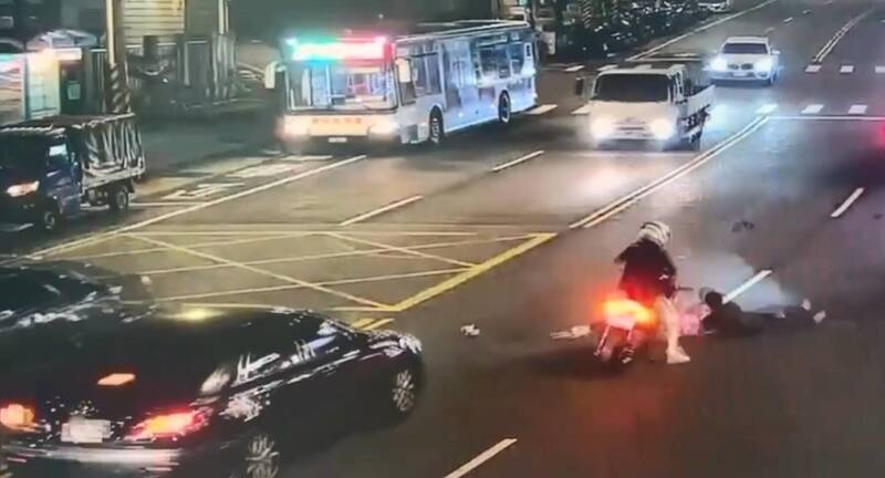 行人未走斑马线遭骑士撞飞骨折 引网友论战将由交大警厘清