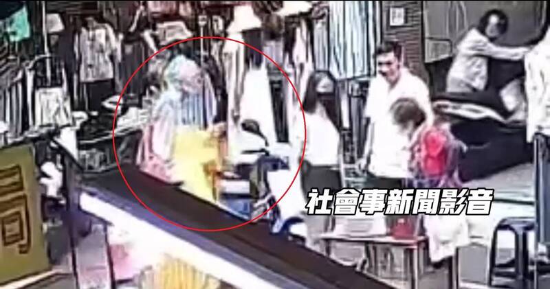 高雄市场惊见和尚假化缘真偷窃 趁机摸走机车上手机