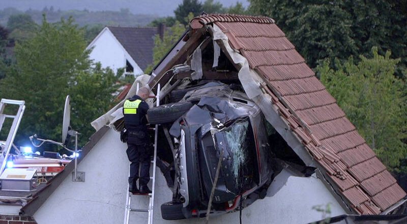 汽車撞上德國穀倉屋頂 2人重傷