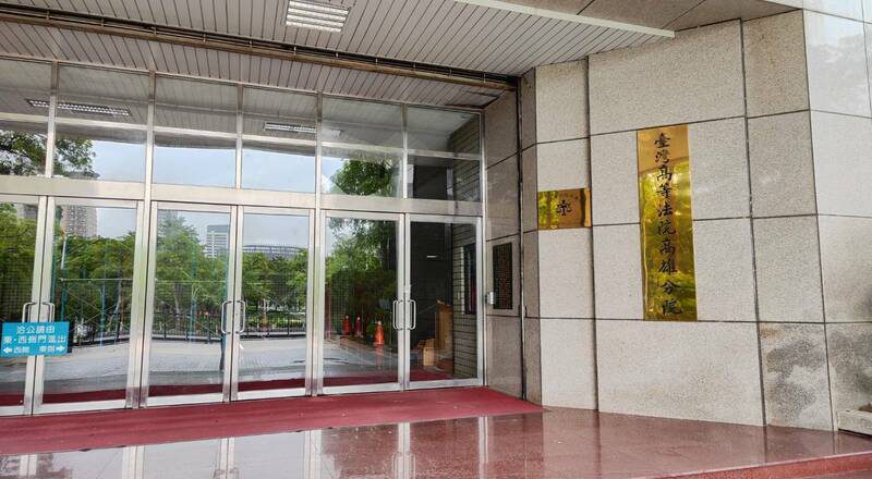 过斑马线变红灯被撞身亡 骑士改依过失致死罪重判1年