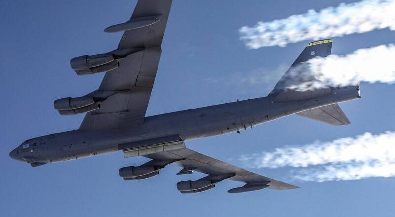 B-52轰炸机差点撞客机 美空军:塔台未告知民航机进场