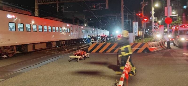 瑞芳街平交道新自强号撞死妇人 台铁多班次延误