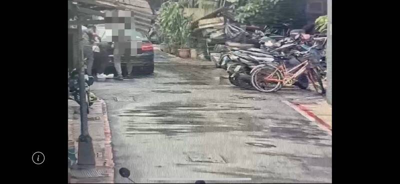 毒贩持刀拒捕逃窜 警所3实习生调阅监视器追踪2天后逮人