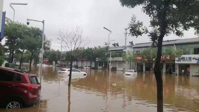 河北暴雨后山崩 4死8失踪