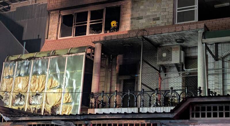 嘉市民宅大火酿2死1伤 邻居:听到爆炸声、玻璃喷飞