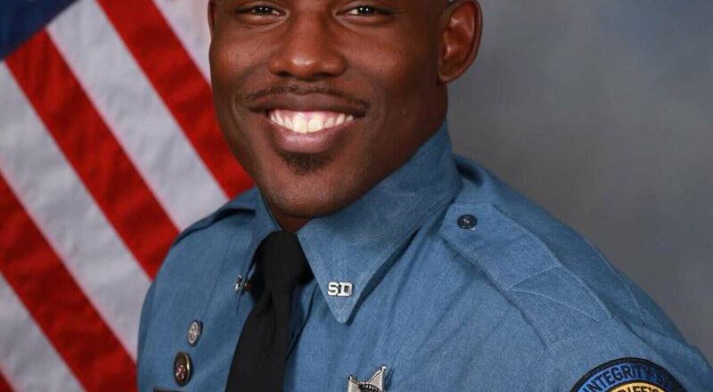 家庭纠纷变枪击惨案！美副警长身中多枪身亡