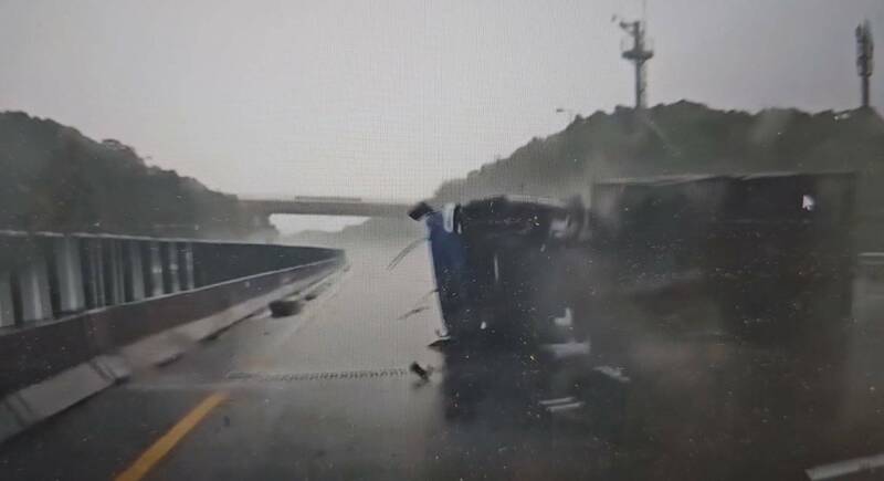 小货车国道惊险翻车滑行 后车驾驶急煞吓破胆