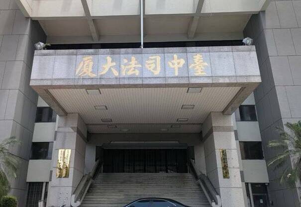 不满官司进展先后攻击3女律师 还当法官面呛杀人悍女被诉