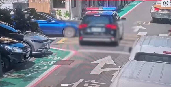 北市保大警车巡逻途中被民车撞上 当场和解没闹大