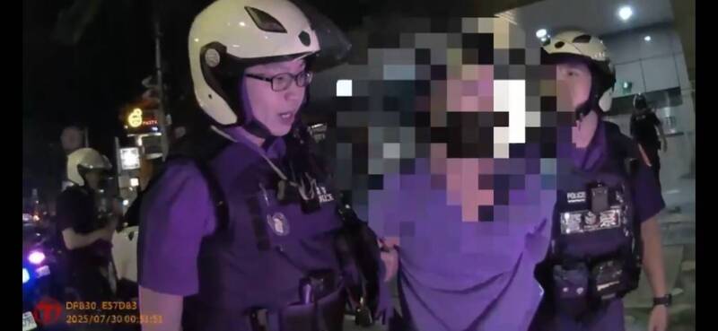 基隆男子骑车使用手机被拦查 趁隙丢毒品难逃警法眼