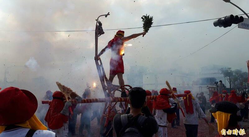 友谊炸飞!肉身寒单爷邀友人点鞭炮圈庆生 全身炸烂求偿被驳原因曝