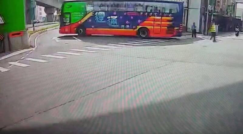 桃园20岁女骑士车祸亡!家属控游览车倒车二次辗压