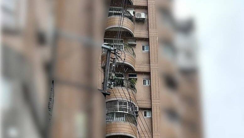 惊悚!台中75岁翁坠落缠电线卡3楼 急断电救人还是来不及