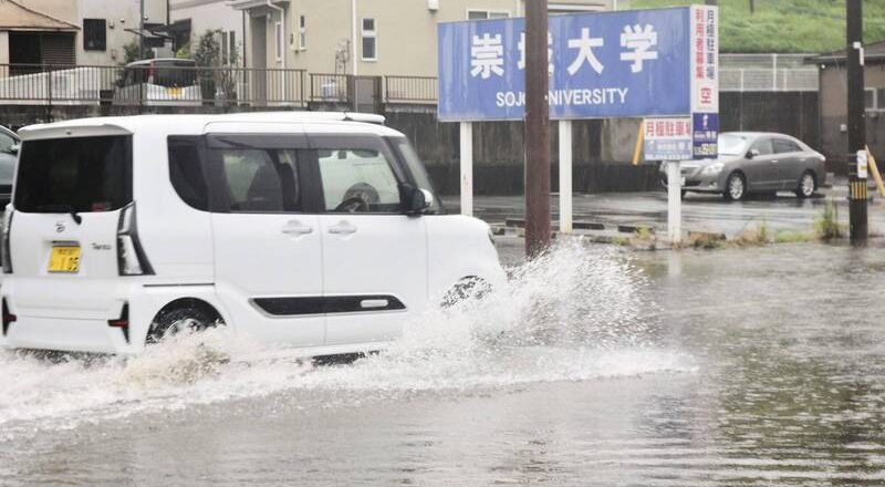 日本九州暴雨交通大乱！多线列车停驶、民众回不了家