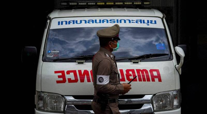 活該! 英國男狂擋救護車還「比中指」 下秒失控自撞路邊機車