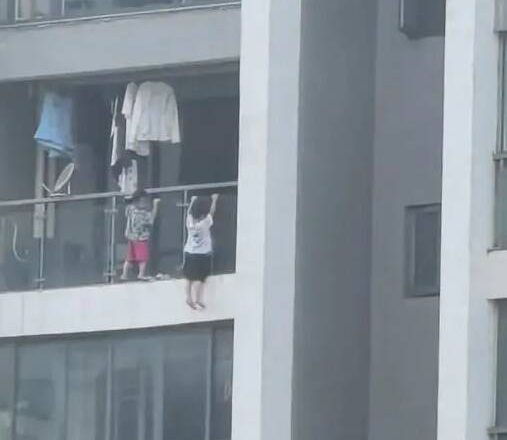 13樓高空玩命！中國2童陽台外玩「引體向上」 鄰居嚇壞急報警