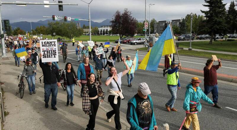 雙普會引抗議 阿拉斯加逾千人上街挺烏克蘭