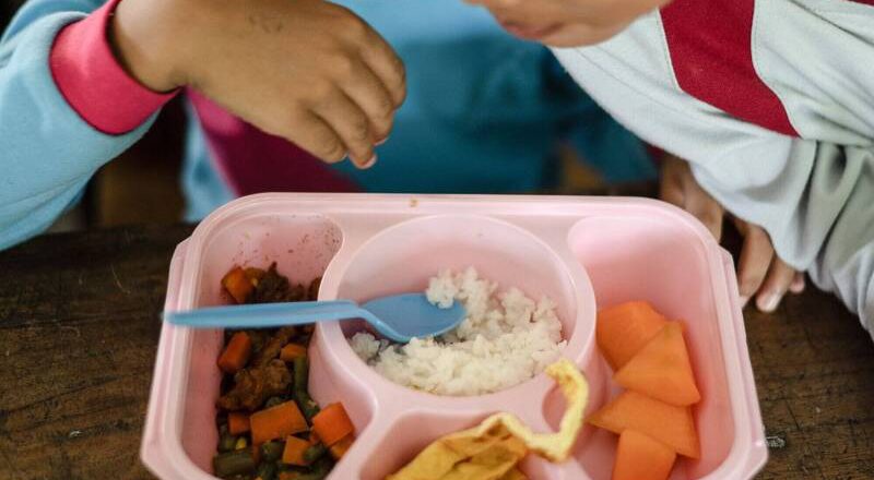 印尼推動學校營養午餐免費 爆365人食物中毒